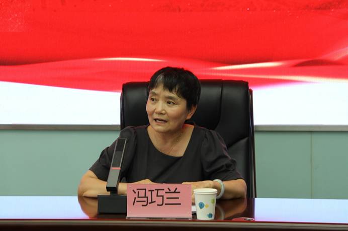 桌子上的电脑萤幕前的男子 AI 生成的内容可能不正确。