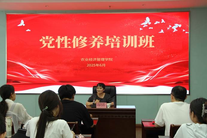 一群人在台上演讲 AI 生成的内容可能不正确。
